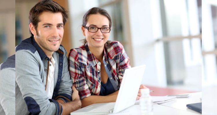 Encuentra tu ritmo al estudiar en línea con horarios flexibles